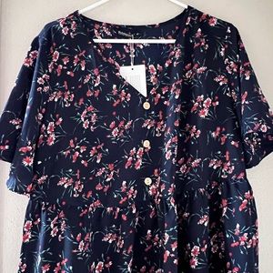 Cute navy floral top!